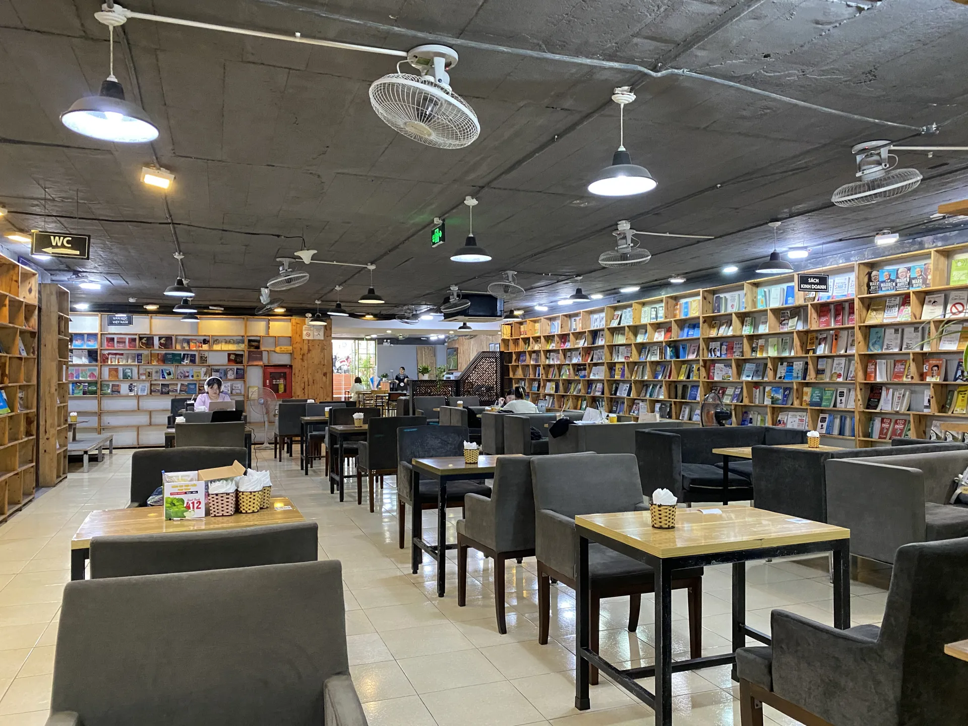 Không gian đọc sách tại Nhà sách ĐôngTây. Ảnh: Ngọc Tú