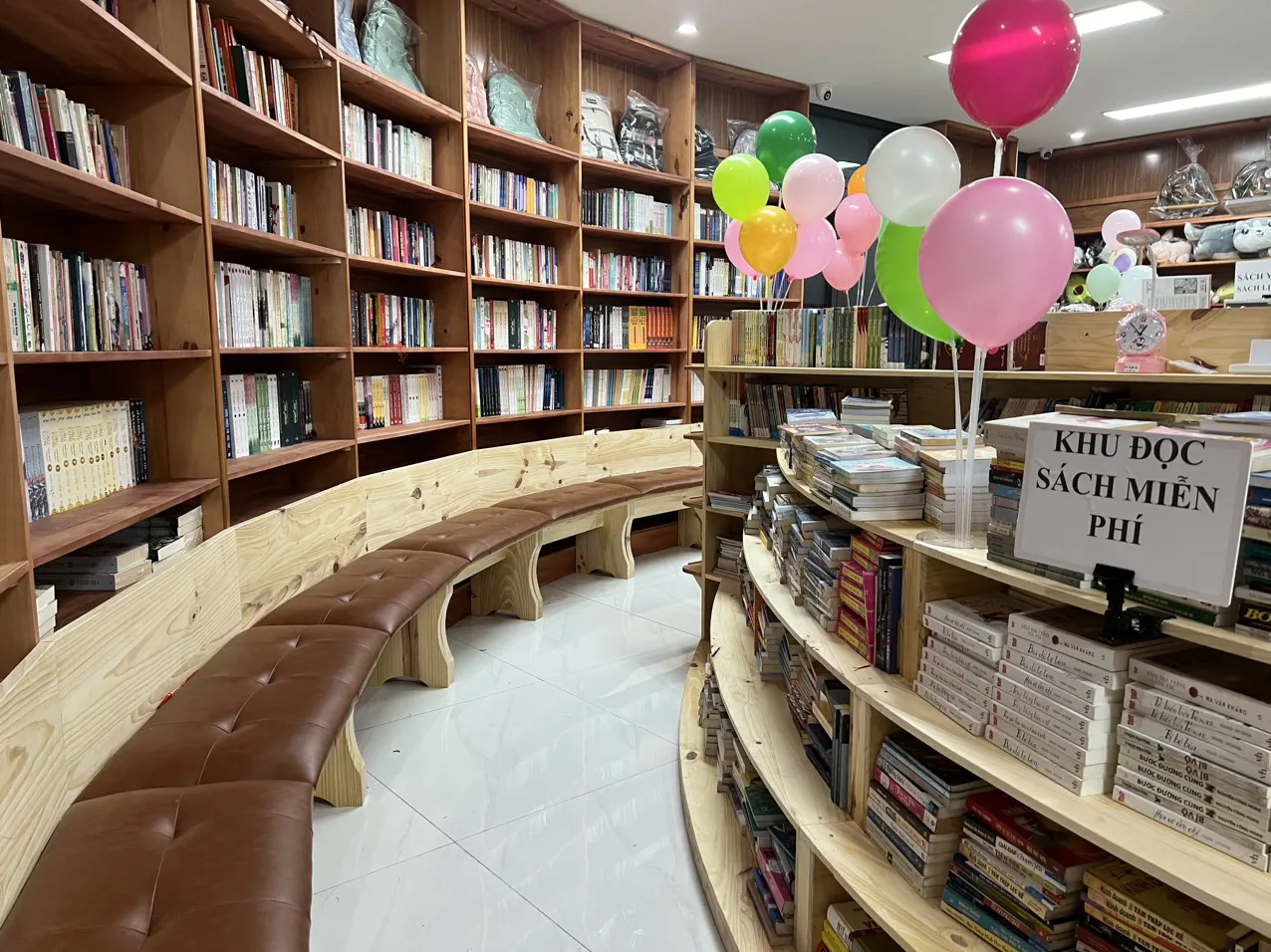 Không gian đọc sách miễn phítại Nhà sách iOne Đan Phượng. Ảnh: ThiênTú
