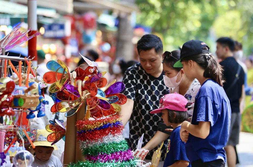 Không khí Trung thu tràn ngập phố phường. Ảnh: Duy Khánh
