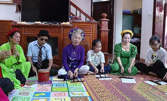 Nghệ nhân Lưu Thị Kim Liên truyền niềm đam mê bộ môn ca trù cho mọi tầng lớp Nhân dân. Ảnh: Minh Trâm