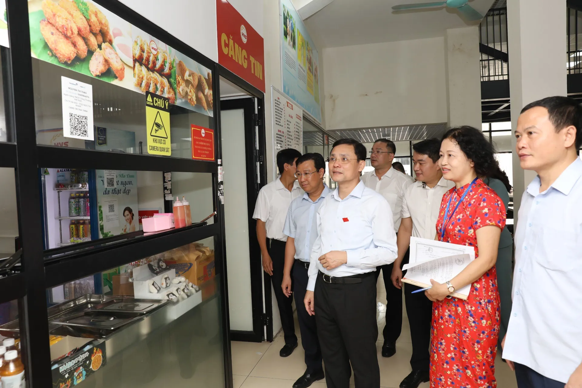 Phó Chủ tịch HĐND TP Hà Nội Phạm Quí Tiên cùng đoàn khảo sát cơ sở vật chất tại Trường Tiểu học Thái Thịnh, quận Đống Đa. Ảnh: Thịnh An