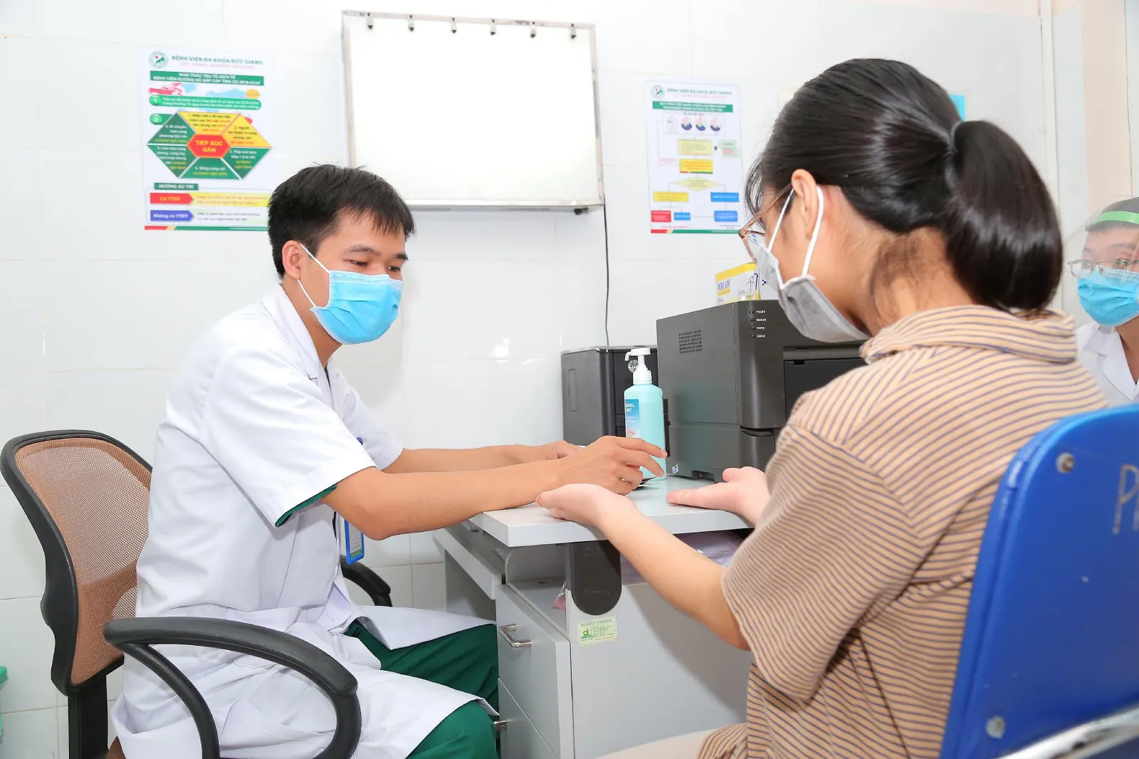 Ngành y tế tập trung nâng cao chất lượng, đổi mới phong cách giao tiếp ứng xử, đáp ứng sự hài lòng của người bệnh. Ảnh: Trần Dũng