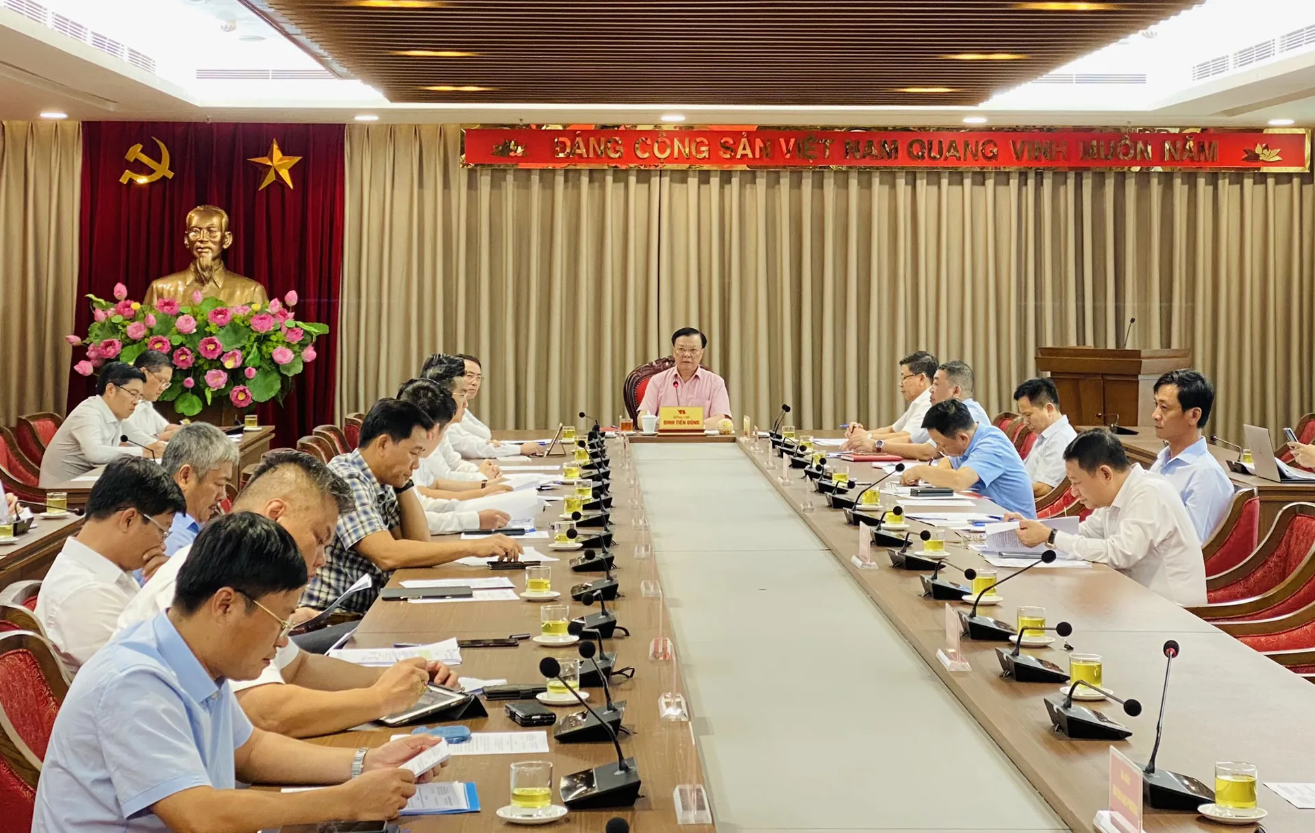 Bí thư Thành ủy Đinh Tiến Dũng chủ trì giao ban Ban Chỉ đạo thực hiện Dự án đầu tư xây dựng đường Vành đai 4- Vùng Thủ đô. Ảnh: Hà Vũ