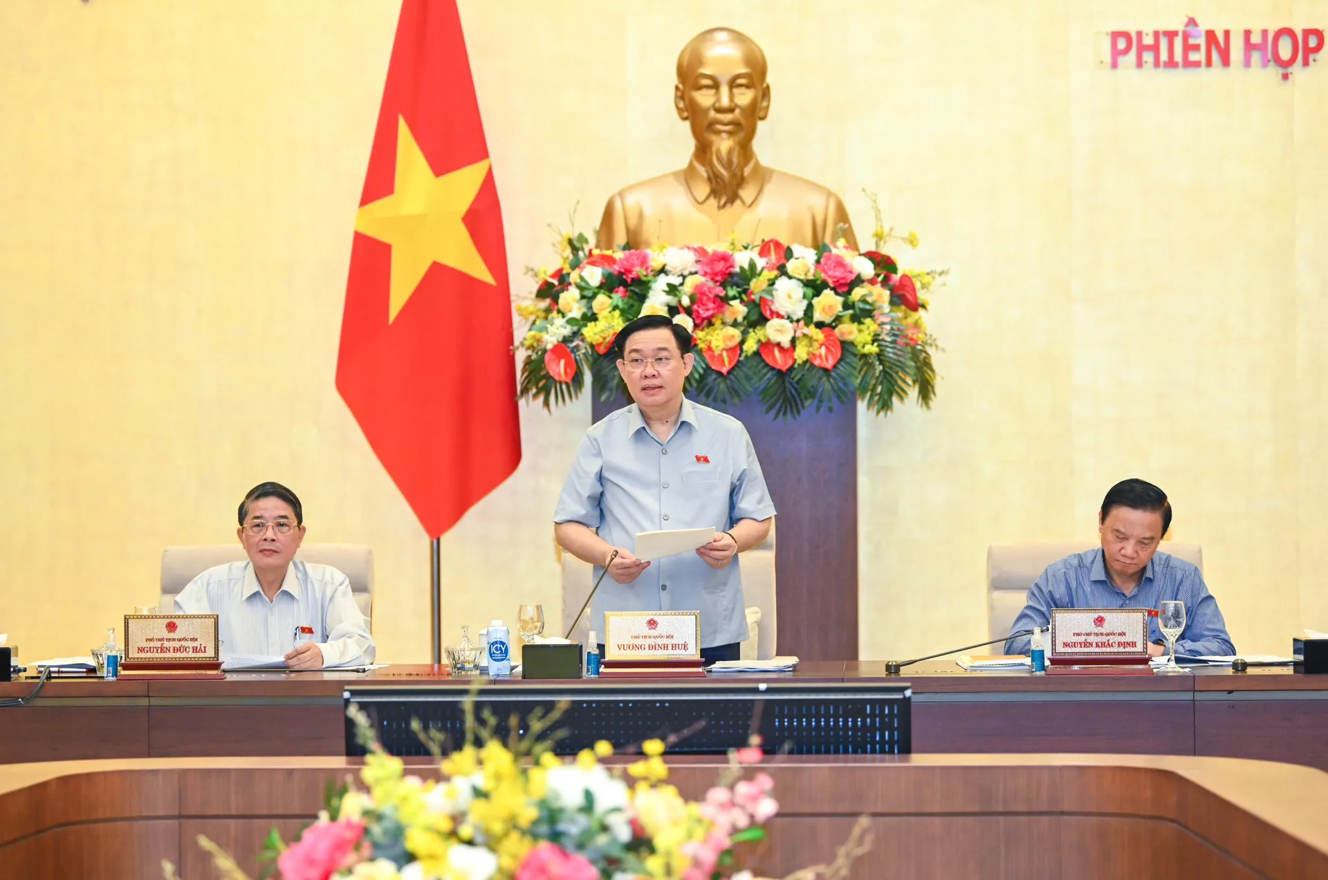 Chủ tịch Quốc hội Vương Đình Huệ phát biểu ý kiến trong phiên họp Ủy ban Thường vụ Quốc hội sáng 12/9. Ảnh: Duy Linh