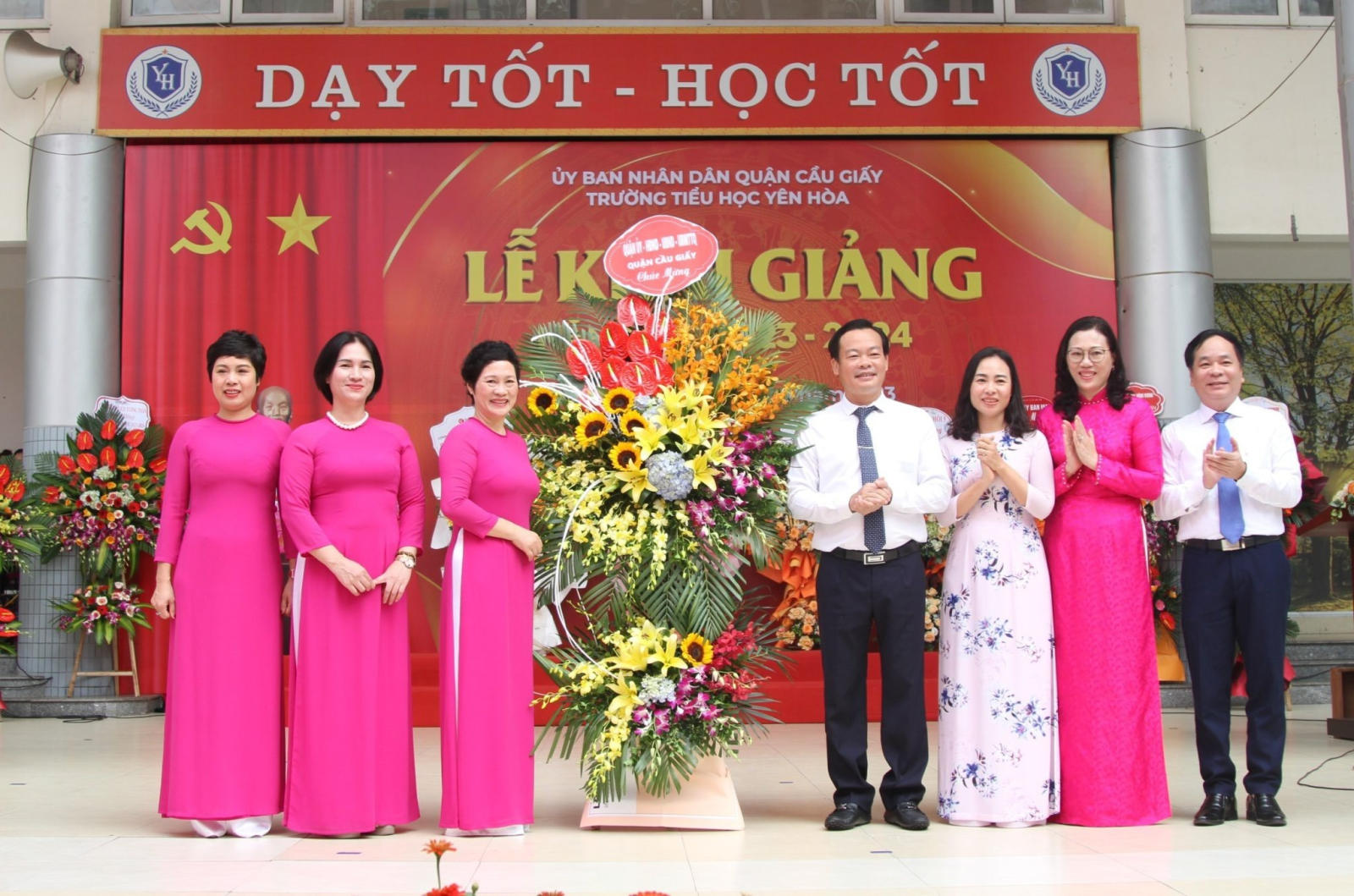 Chủ tịch UBND quận Cầu Giấy Bùi Tuấn Anh tặng hoa, chúc mừng cán bộ, giáo viên, nhân viên và học sinh Trường Tiểu học Yên Hòa nhân dịp khai giảng năm học mới 2023 – 2024. Ảnh: Công Trình