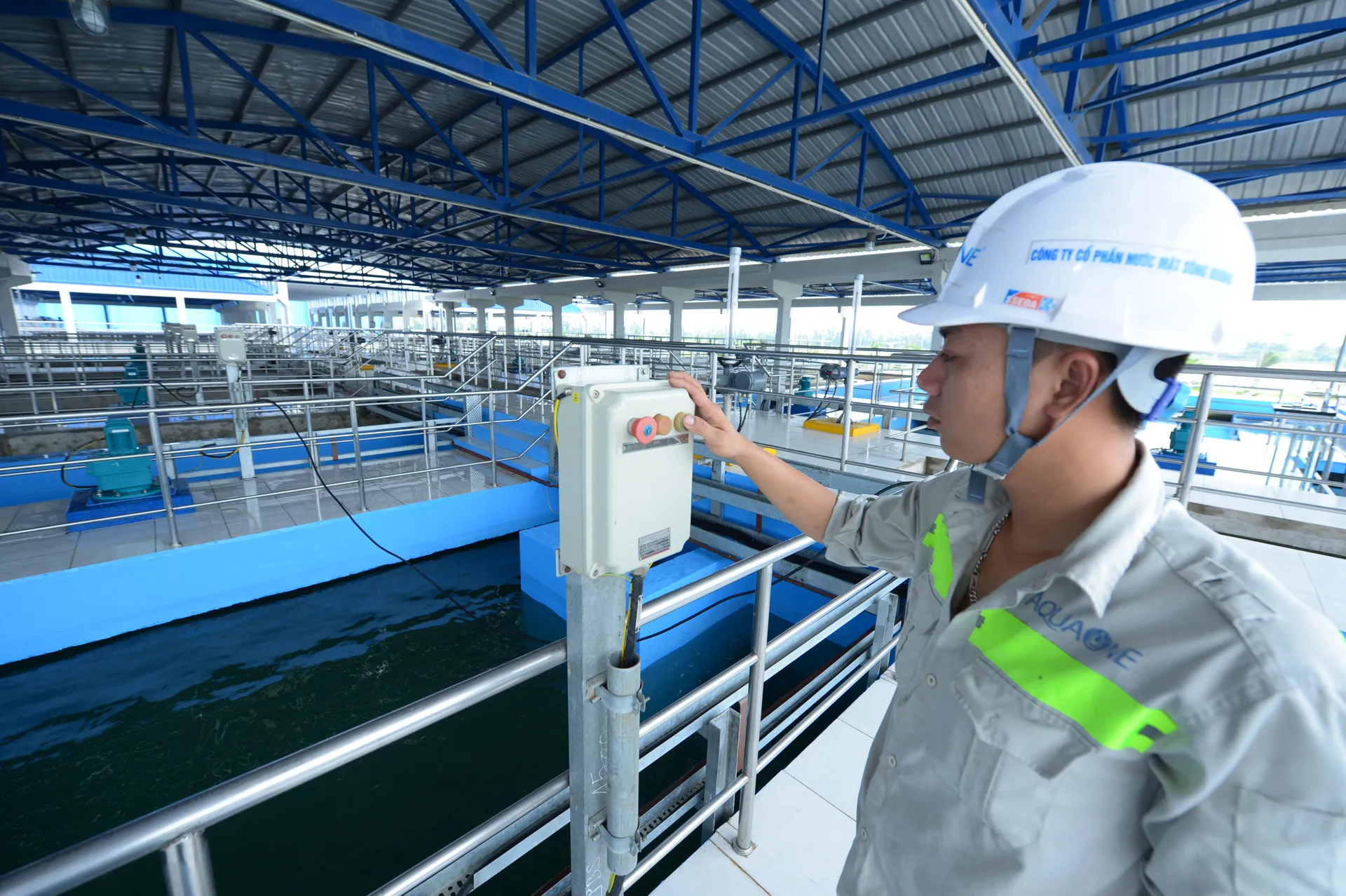 Công nhân vận hành hệ thống sản xuất nước sạch tại Nhà máy Nước mặt sông Đuống. Ảnh: Thanh Hải
