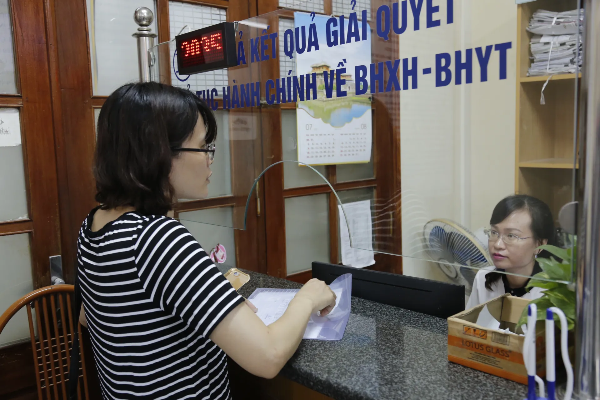 Làm thủ tục hành chính tại Bảo hiểm xã hội Hà Nội. Ảnh: Thanh Hải