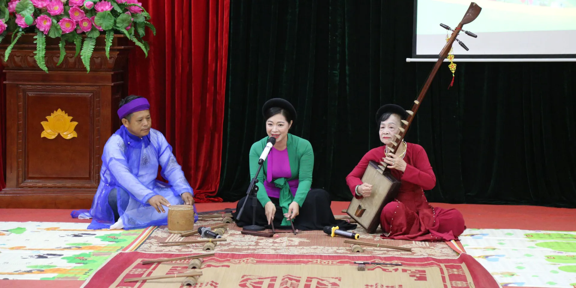 Tiết mục “Đào hồng, đào tuyết” do ca nương Mai Phương, nghệ nhân Nguyễn Thị Tam trình diễn. Ảnh: Thiên Tú