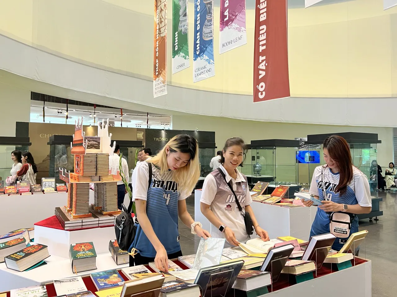 Trưng bày sách tại Bảo tàng Hà Nội. Ảnh: Ngọc Tú
