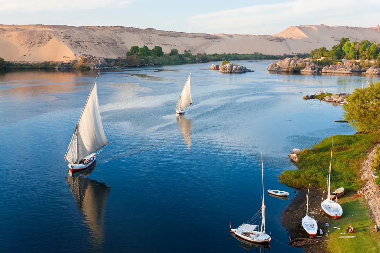 Đi thuyền xuôi dòng sông Nile.