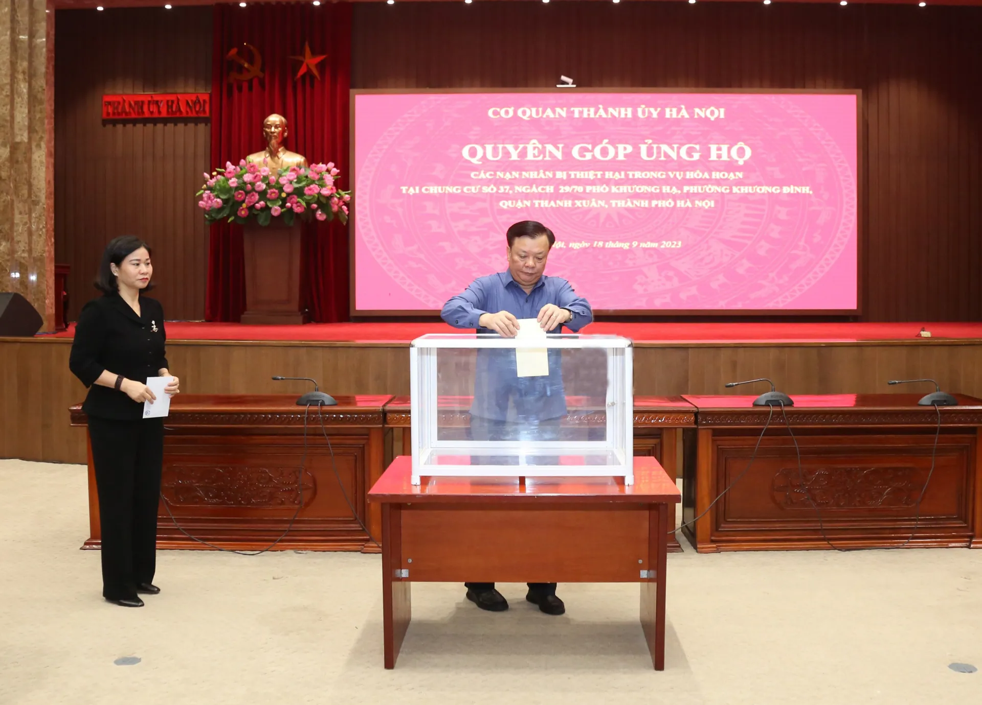 BíthưThành ủy ĐinhTiếnDũng cùng các đồng chí lãnh đạoTP thực hiện ủng hộ các gia đình và nạn nhân vụ cháy chung cư minitại phường Khương Đình, quậnThanh Xuân. Ảnh: ThanhHải