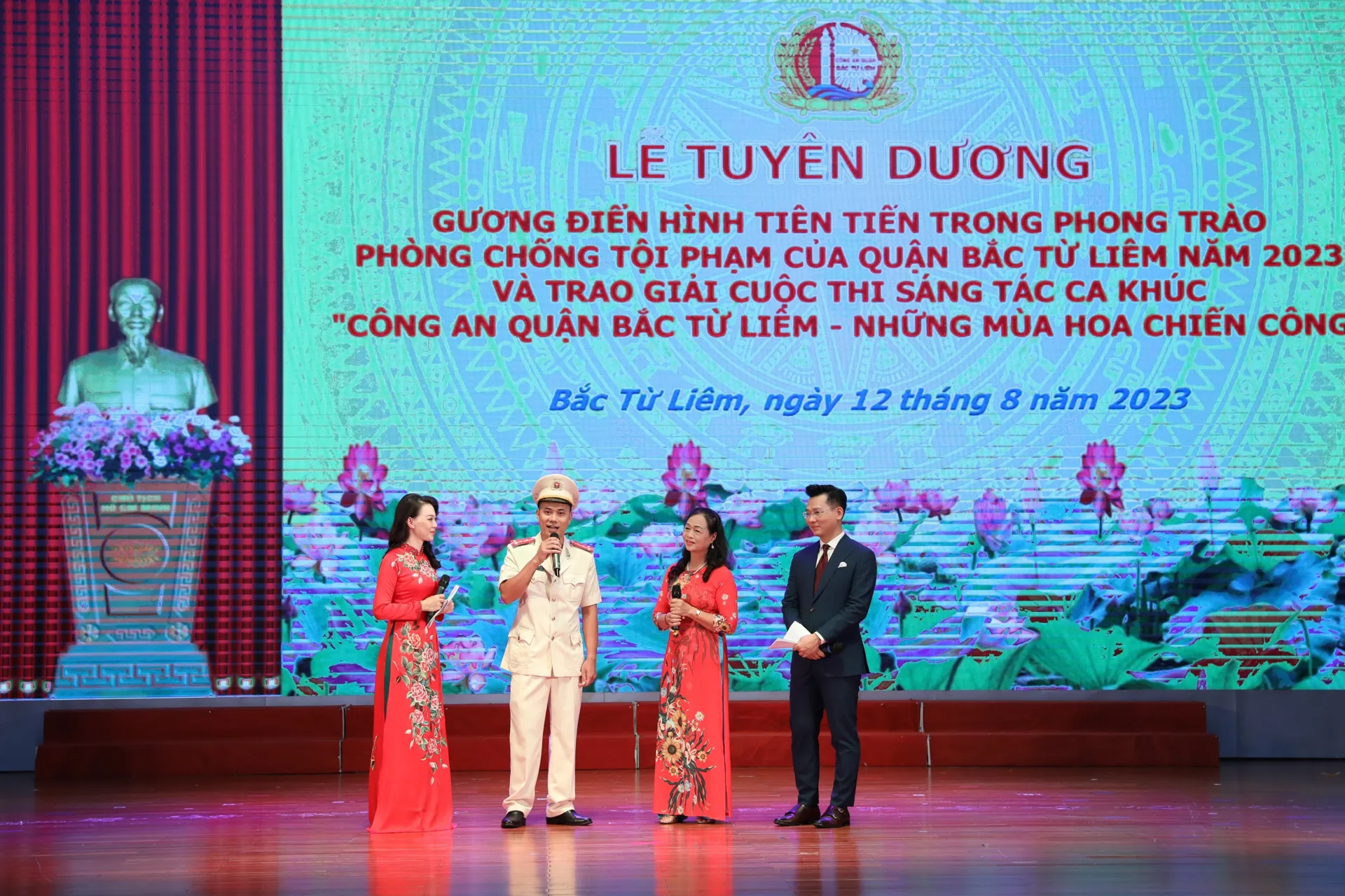 Các gương điển hình tiên tiến giao lưu tại lễ tuyên dương Gương điển hình tiên tiến trong phong trào phòng, chống tội phạm”năm 2023 của quận Bắc Từ Liêm. Ảnh: Thanh Bình