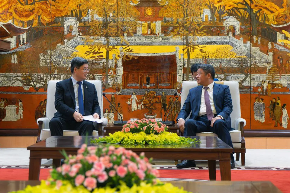 Phó Chủ tịch UBND TP Hà Nội Nguyễn Mạnh Quyền tiếp Phó Bí thư Thành ủy, Thị trưởng Thâm Quyến Đàm Vĩ Trung. Ảnh: Liên Hà