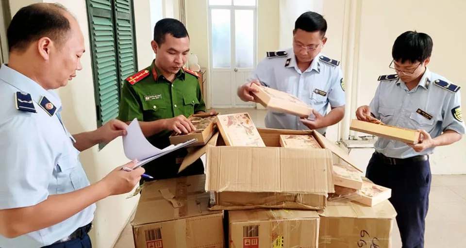 Quản lý thị trường Hà Nội thu giữ bánh Trung thu nhập lậu tại 934 Bạch Đằng (quận Hai Bà Trưng). Ảnh: Hoài Nam