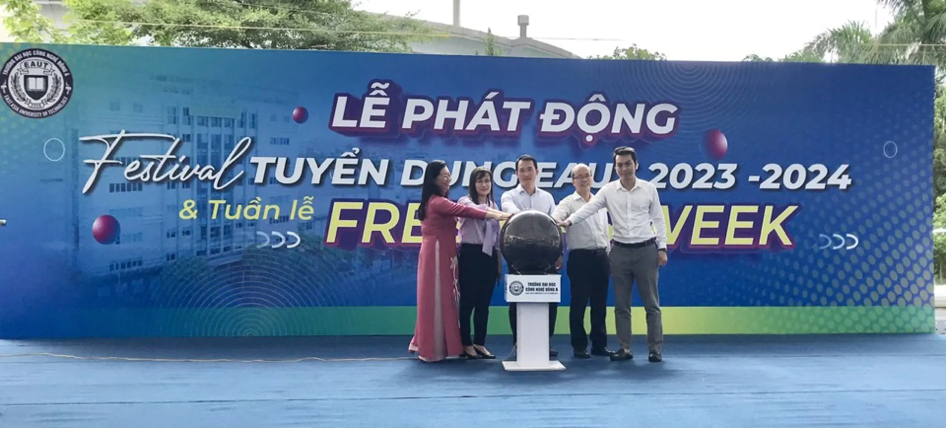 Các đại biểu bấm chuông khai mạc Festival tuyển dụng EAUT 2023 – 2024. Ảnh: Trần Oanh