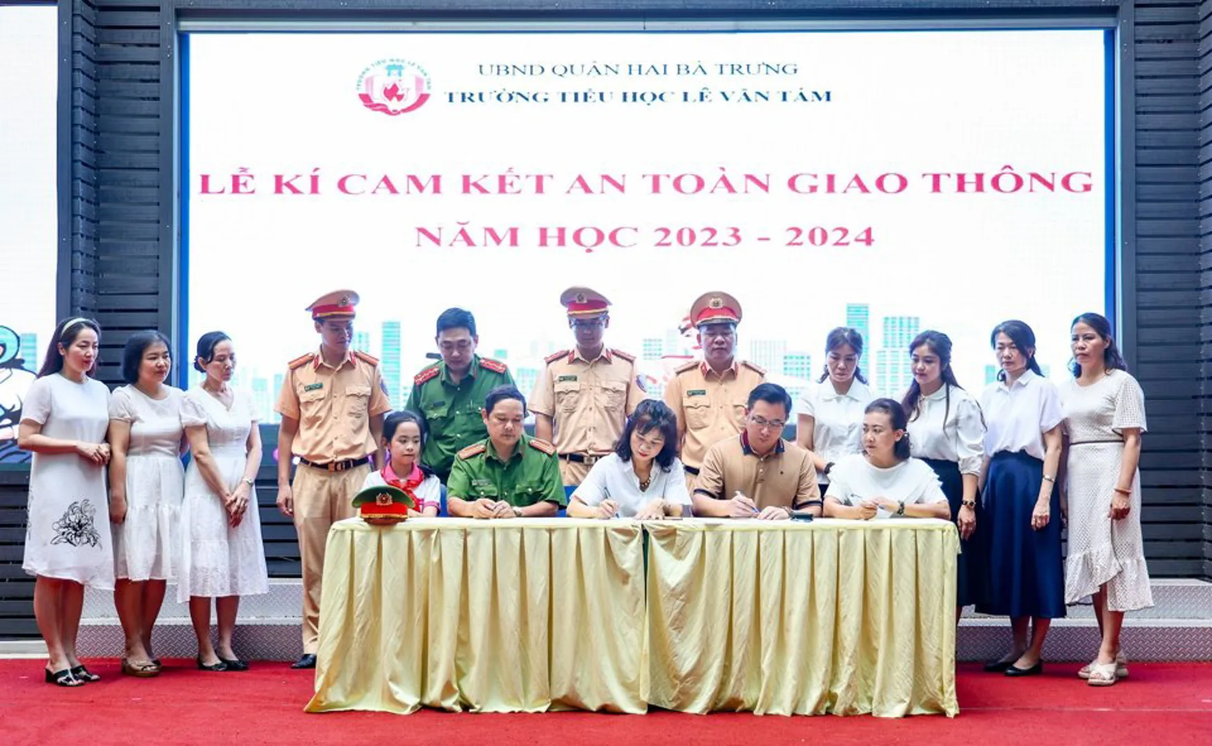 Lễ ký cam kết an toàn giao thông năm học 2023 - 2024 của Công an phường Bách Khoa, quận Hai Bà Trưng với nhà trường cùng ban phụ huynh học sinh. Ảnh: Nguyễn Trọng