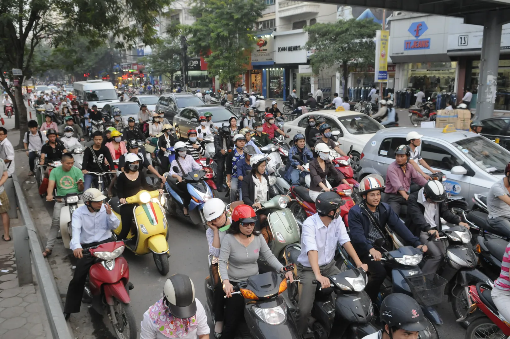 Hà Nội và Quảng Châu ký kết Bản ghi nhớ tăng cường hợp tác  Trần Long   Sáng 26/9, tiếp tục chương trình chuyến thăm, làm việc tại Trung Quốc, Ủy viên Bộ Chính trị, Bí thư Thành ủy Đinh Tiến Dũng và Đoàn đại biểu cấp cao TP Hà Nội đã chứng kiến lễ ký kết Bản ghi nhớ hợp tác giữa UBND TP Hà Nội và chính quyền TP Quảng Châu (tỉnh Quảng Đông).