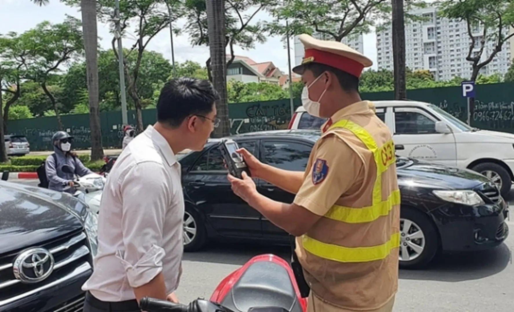 Không vi phạm, CSGT có được dừng xe kiểm tra nồng độ cồn? 