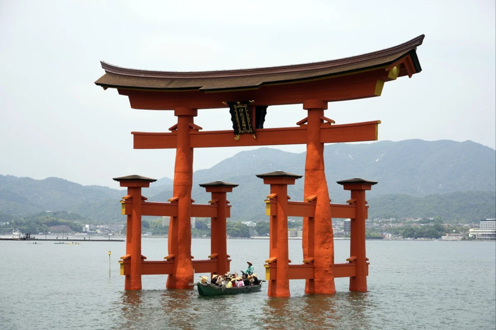 Cổng Grand Torii bằng gỗ, Đền Itsukushima trên đảo Miyajima, Hiroshima. Ảnh SCMP