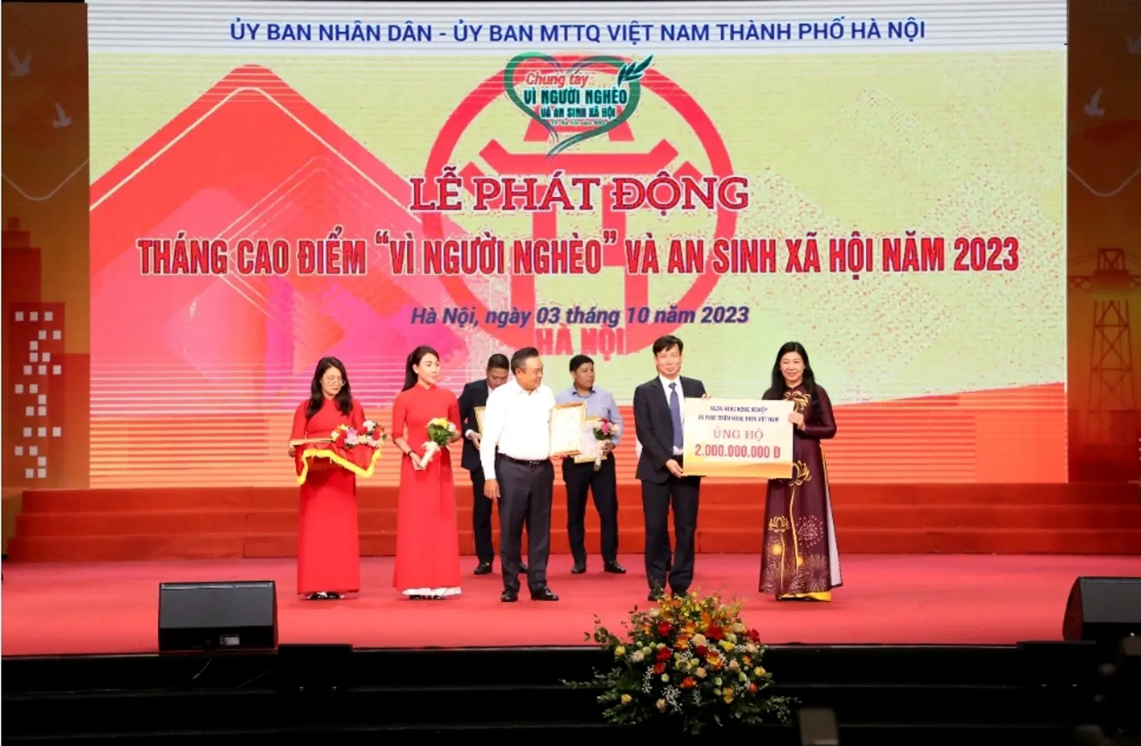 Agribank ủng hộ Quỹ 'Vì người nghèo' và an sinh xã hội TP Hà Nội