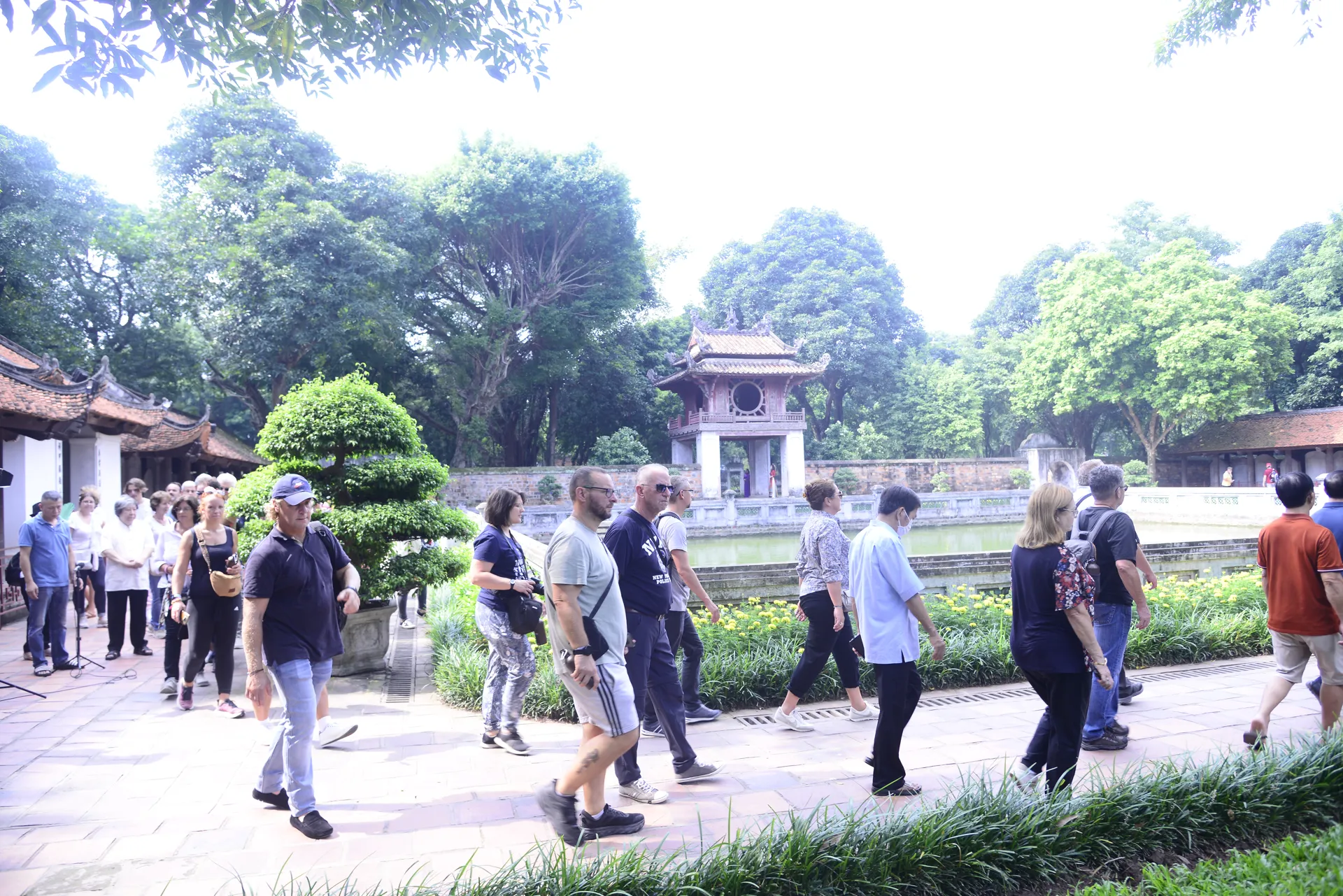 Du khách quốc tế tham quan Văn Miếu - Quốc Tử Giám (Hà Nội). Ảnh: Phạm Hùng