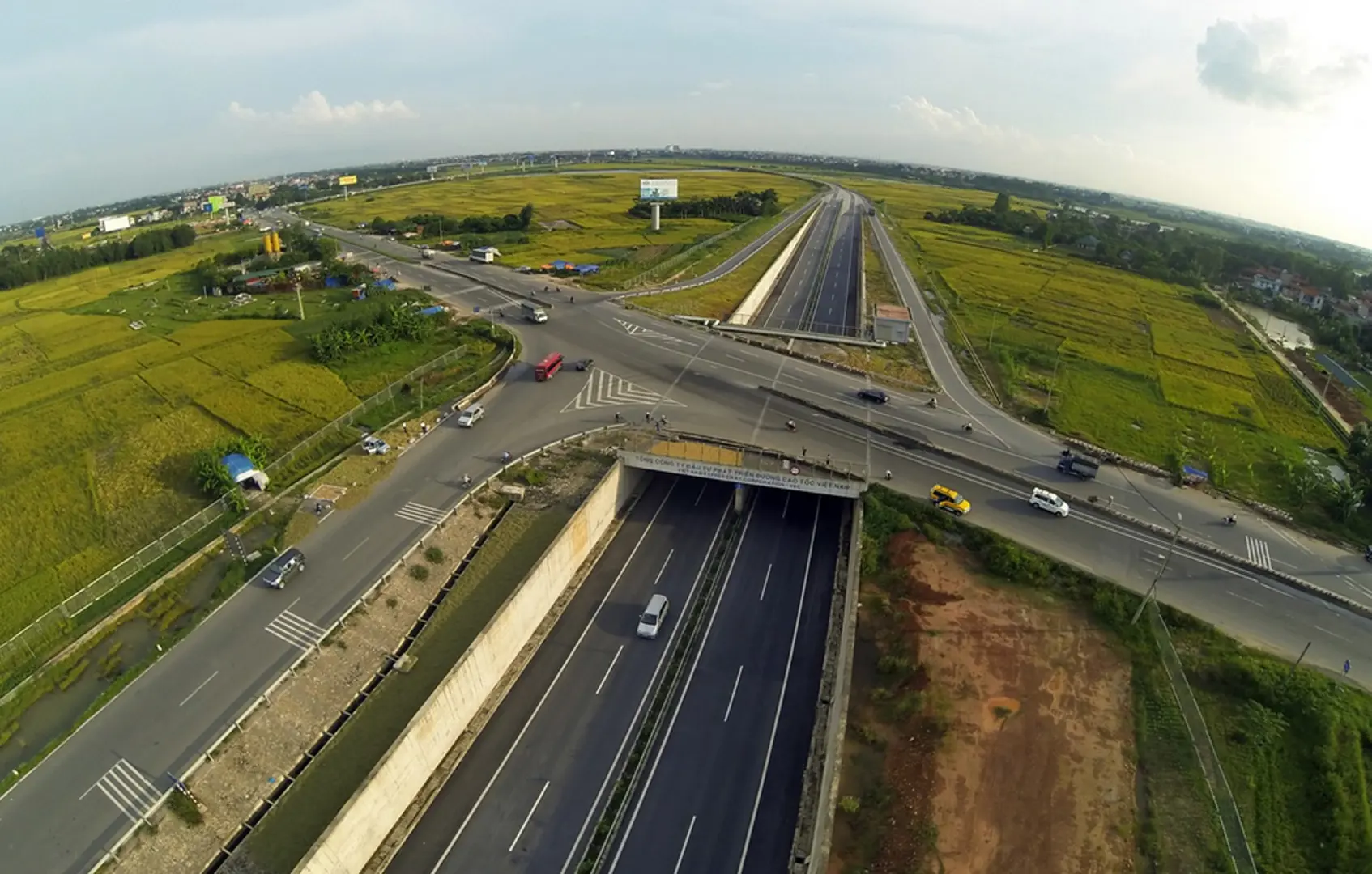 Phát triển hạ tầng giao thông sẽ tạo điều kiện thuận lợi vận chuyển hàng hóa cho doanh nghiệp. Ảnh: Hoàng Hà