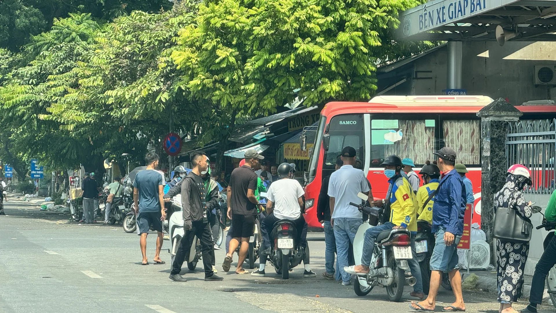“Cò mồi” xe ôm tụ tập trước cổng Bến xe Giáp Bát. Ảnh: Thế Hà