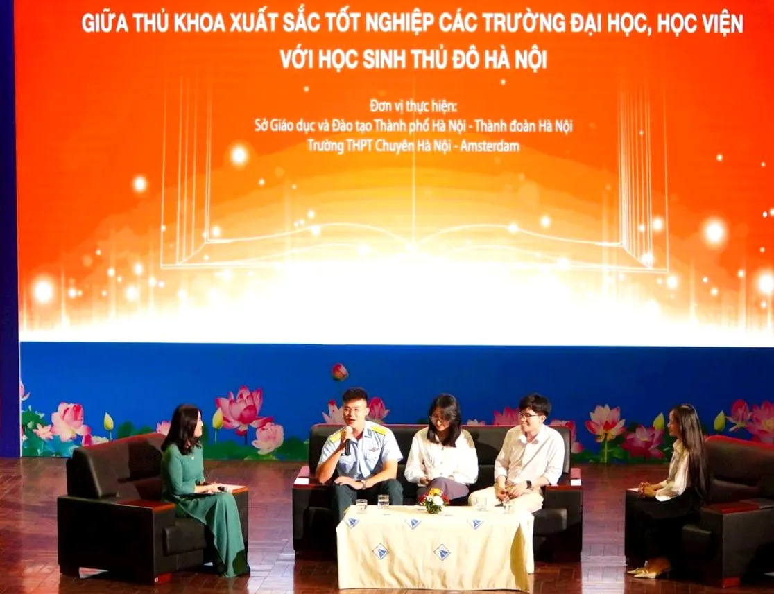 Nguyễn Xuân Đại (thứ hai bên phải) tại buổi giao lưu giữa Thủ khoa xuất sắc với học sinh Thủ đô