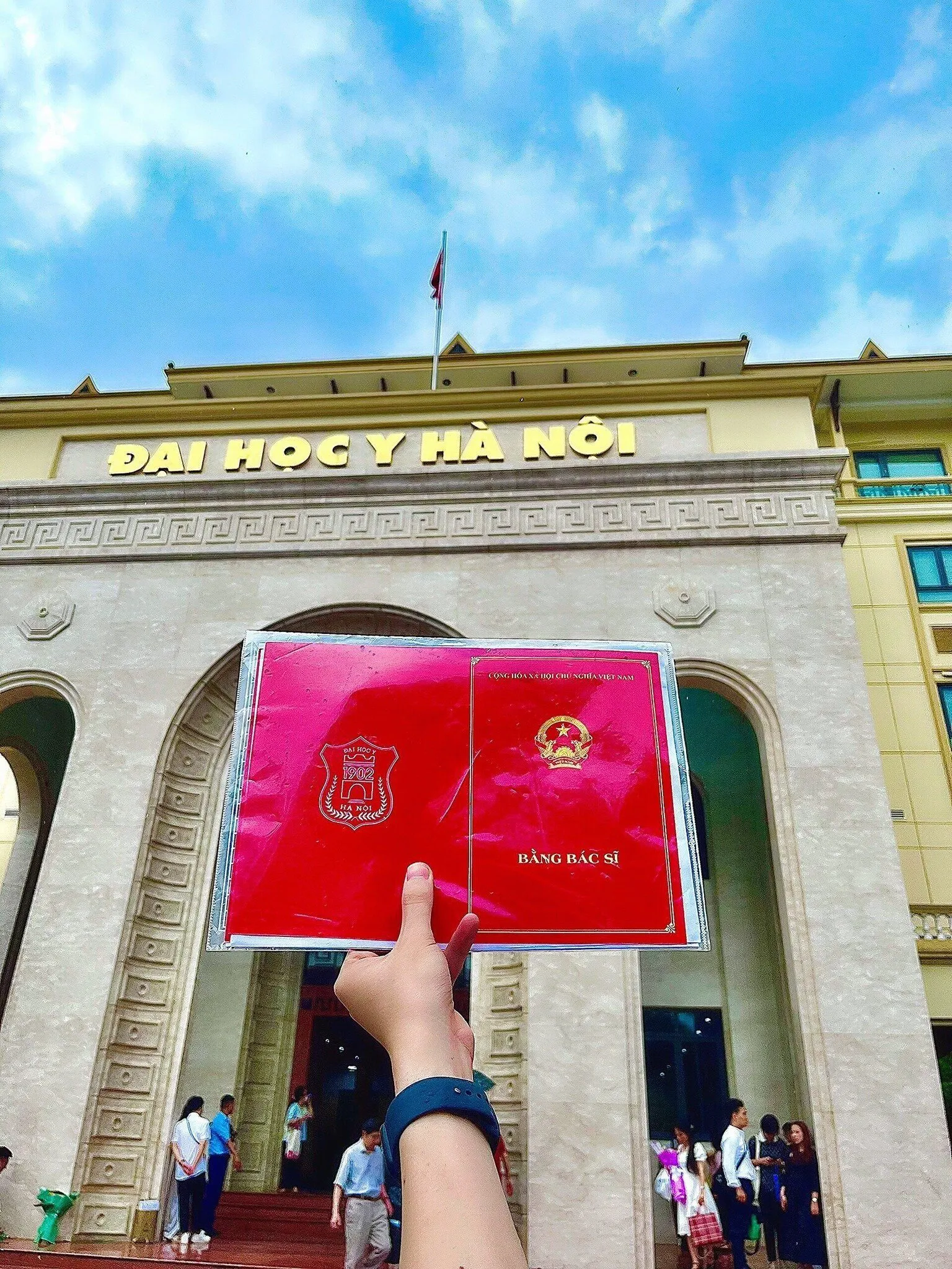 Nguyễn Xuân Đại cầm tấm bằng tốt nghiệp Bác sỹ Đa khoa - Trường ĐH Y Hà Nội (Ảnh: FBNV)