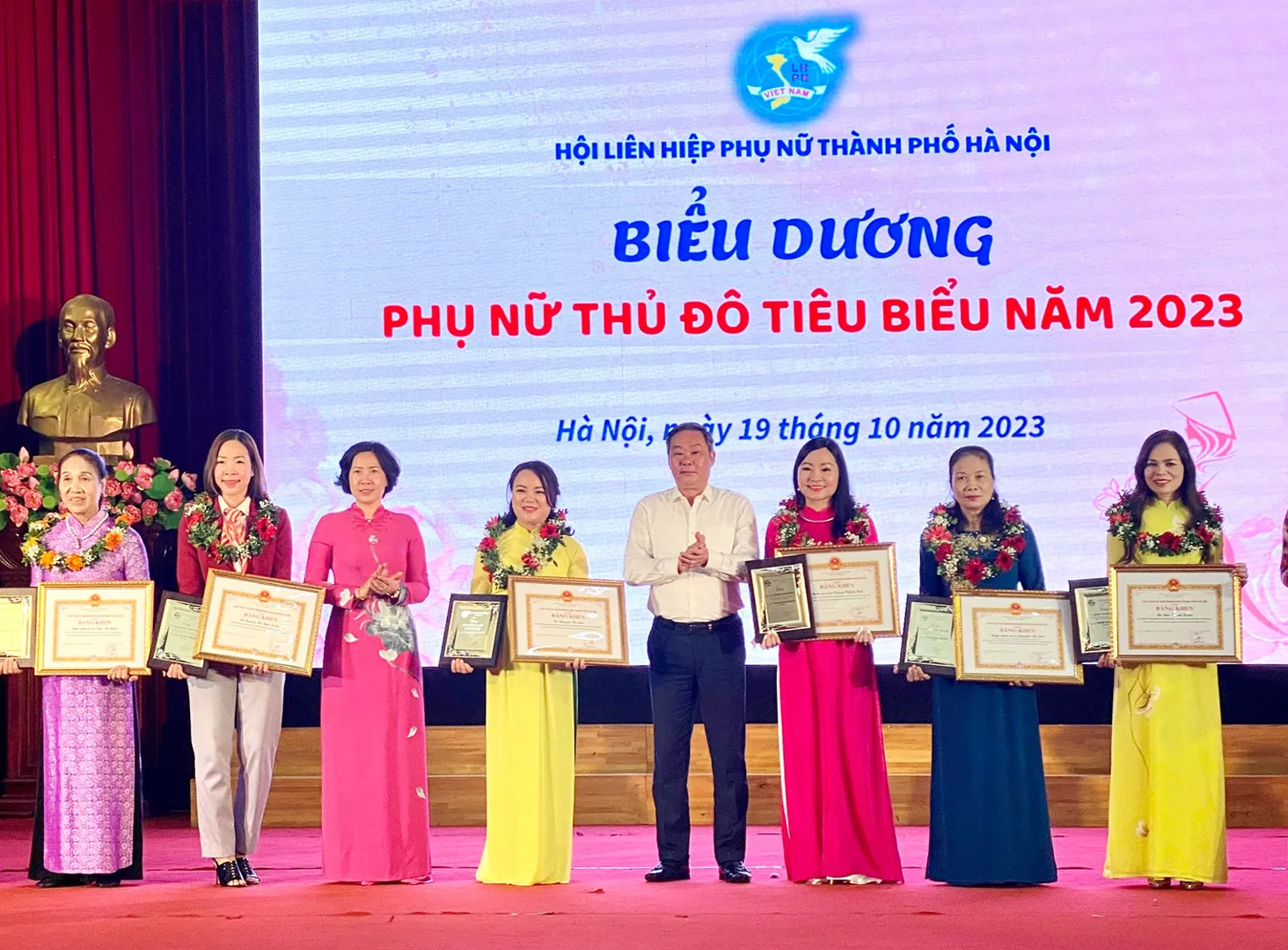 Phó Chủ tịch Thường trực UBND TP Hà Nội Lê Hồng Sơn và Chủ tịch Hội Liên hiệp phụ nữ TP Hà Nội Lê Kim Anh trao danh hiệu Phụ nữ Thủ đô tiêu biểu năm 2023. Ảnh: Nguyệt Ánh