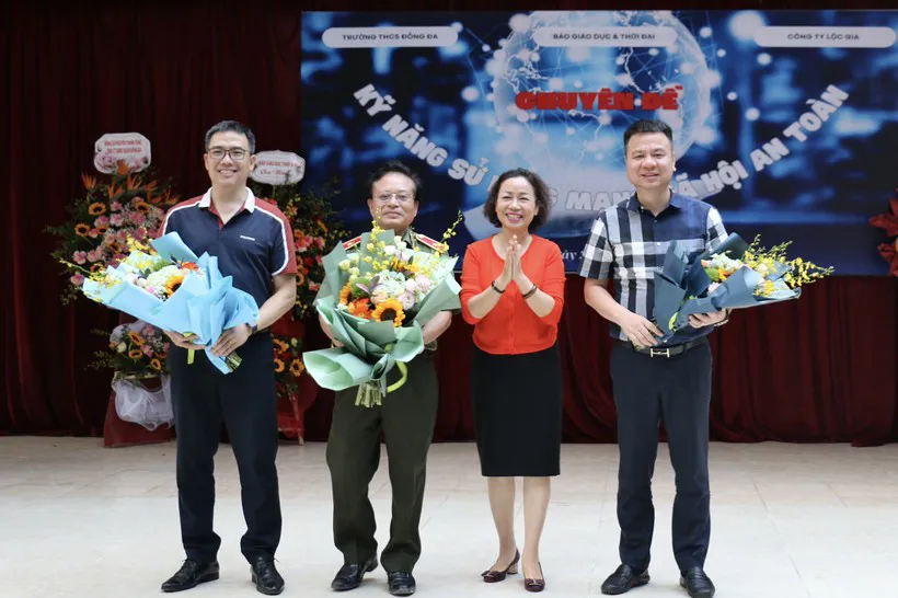 Hiệu trưởng nhà trường tặng hoa các khách mời: Nhà báo Triệu Ngọc Lâm - Tổng Biên tập báo Giáo dục và Thời đại; Thiếu tướng Nguyễn Hồng Thái - Nguyên Tổng Biên tập Tạp chí CAND, cố vấn cao cấp Báo GD&TĐ và báo cáo viên Phan Văn Kiền