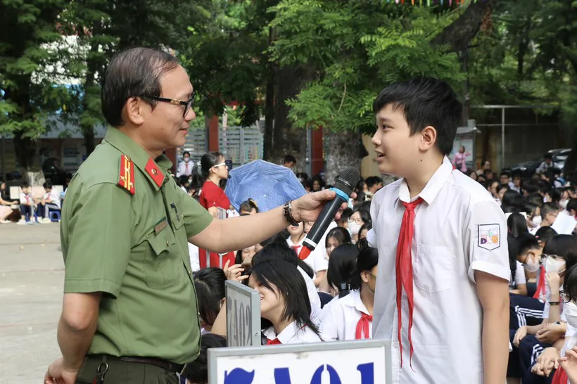 Thượng tá, TS Đào Trung Hiếu - chuyên gia phòng chống tội phạm trên không gian mạng, Bộ Công an đặt tình huống cho học sinh tại buổi chuyên đề