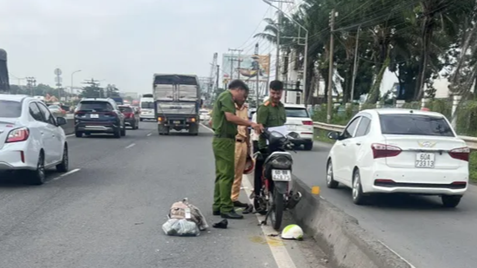 Tai nạn giao thông mới nhất 23/10/2023: Va chạm xe tải, 1 phụ nữ tử vong