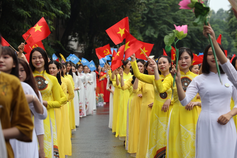 Vibrant display: Ao Dai parade shines on Hoan Kiem Lake