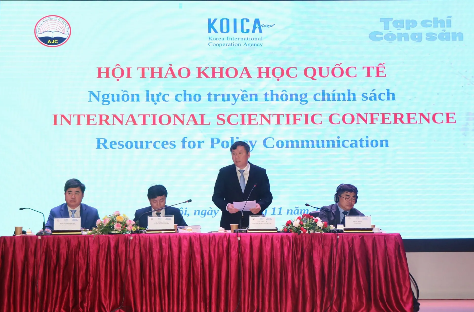 Các đồng chí tham gia chủ trì hội thảo