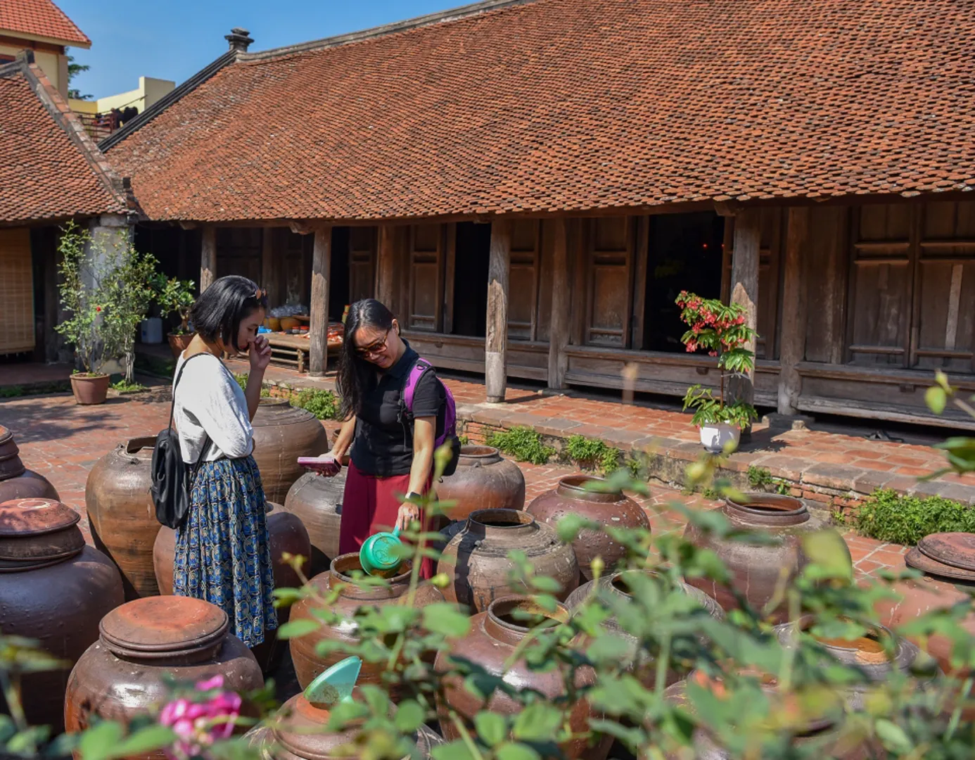 Du khách tham quan làng cổ Đường Lâm. Ảnh: Hải Nam