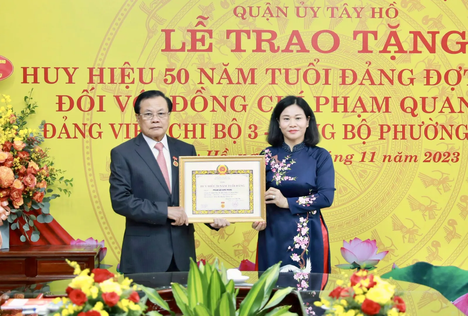 Phó Bí thư Thường trực Thành ủy Nguyễn Thị Tuyến trao Huy hiệu 50 năm tuổi Đảng tặng đồng chí Phạm Quang Nghị. Ảnh: Phạm Hùng