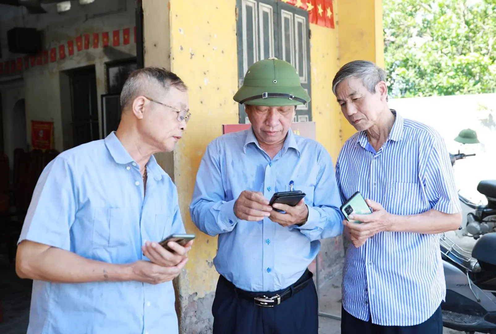 Người dân thôn Thuận Quang (xã Dương Xá, huyện Gia Lâm) tiếp cận thông tin từ chính quyền cơ sở trên nền tảng mạng xã hội. Ảnh: Lâm Nguyễn