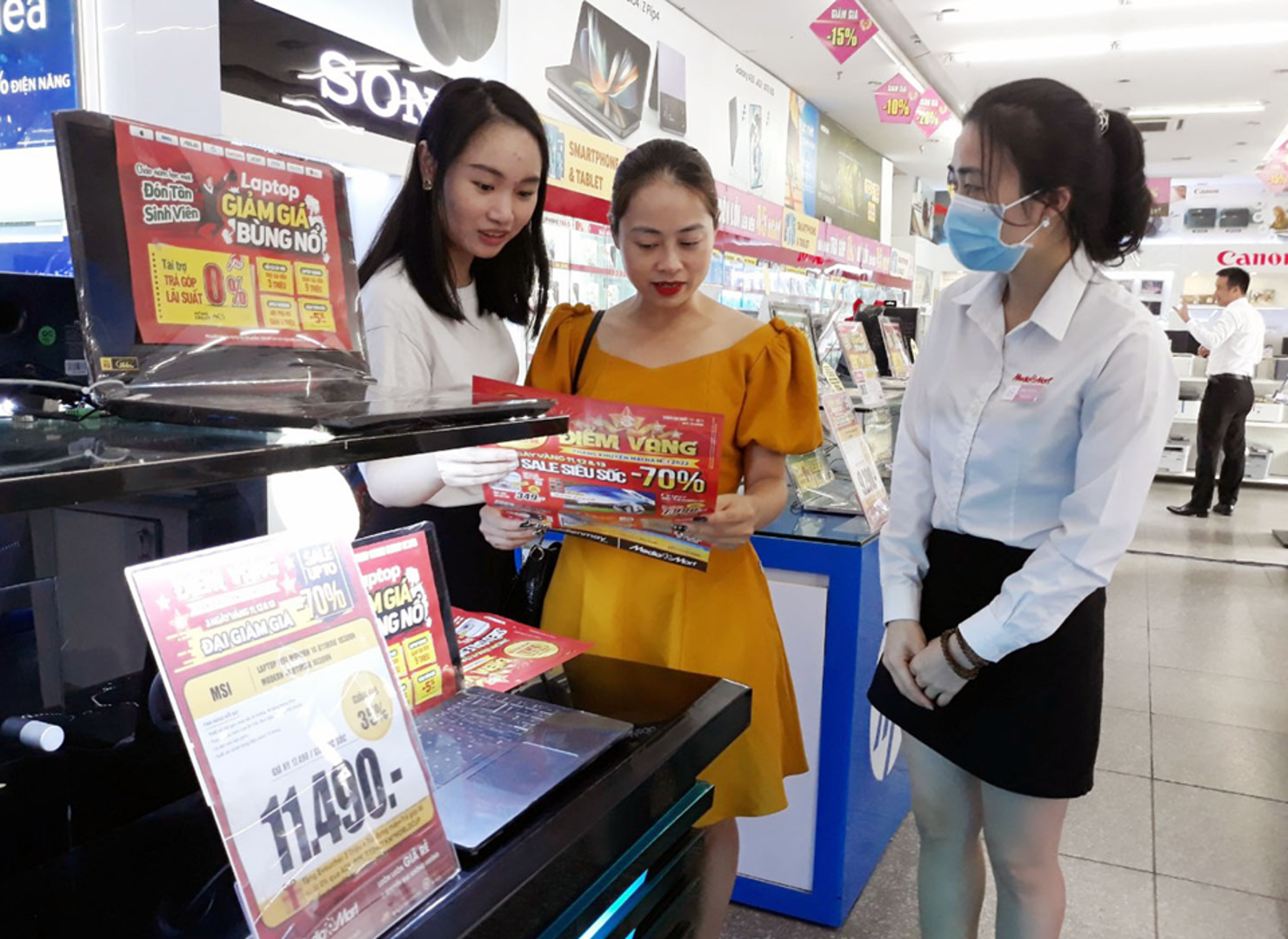 Người tiêu dùng mua hàng khuyến mại tại siêu thị điện máy Media Mart. Ảnh: Hoài Nam