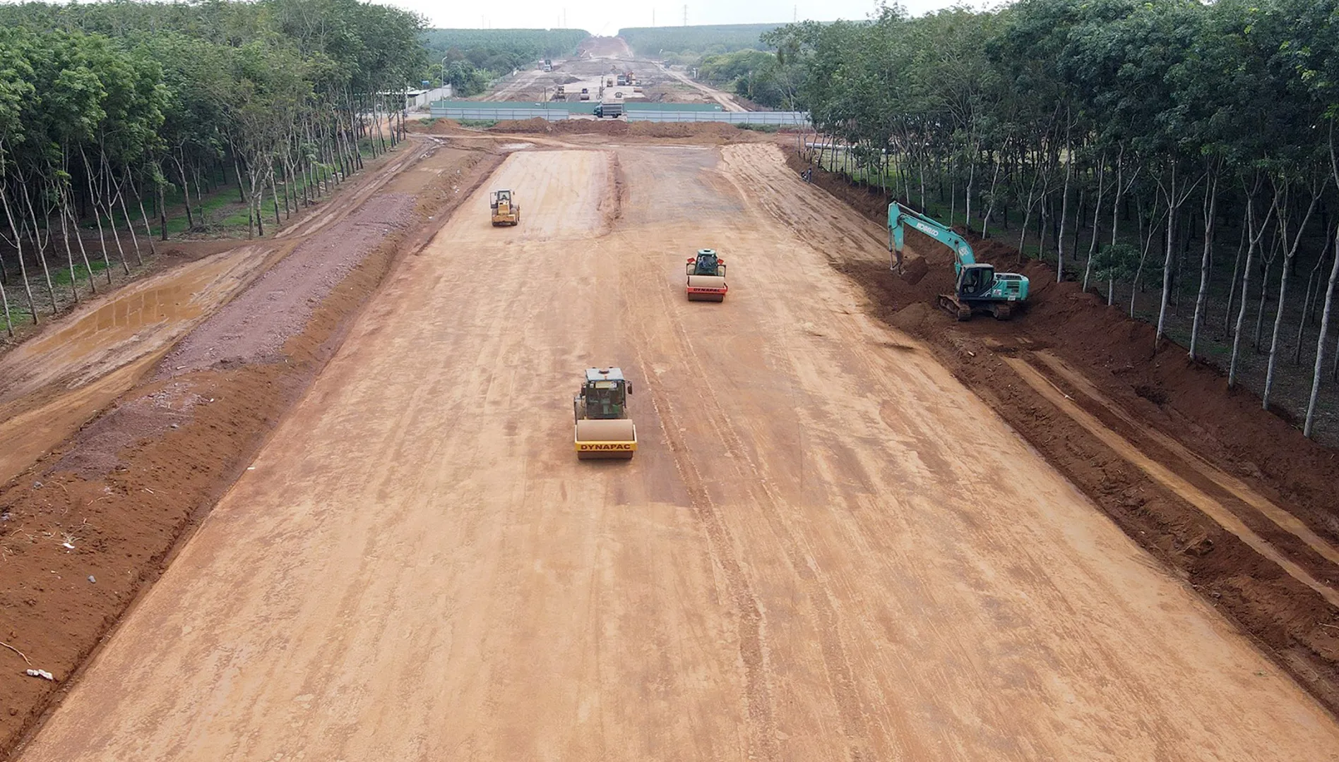 Thi công dự án cao tốc Bắc Nam đoạn Phan Thiết - Dầu Giây. Ảnh: Phước Tuấn.