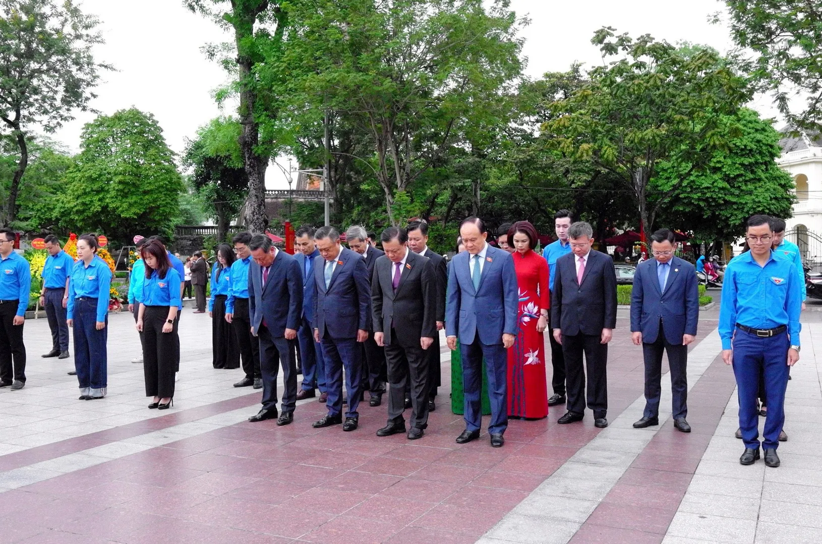 Lãnh đạo Thành ủy, HĐND, UBND, Ủy ban MTTQ TP Hà Nội dâng hoa tại tượng đài V.I.Lênin. Ảnh: Viết Thành