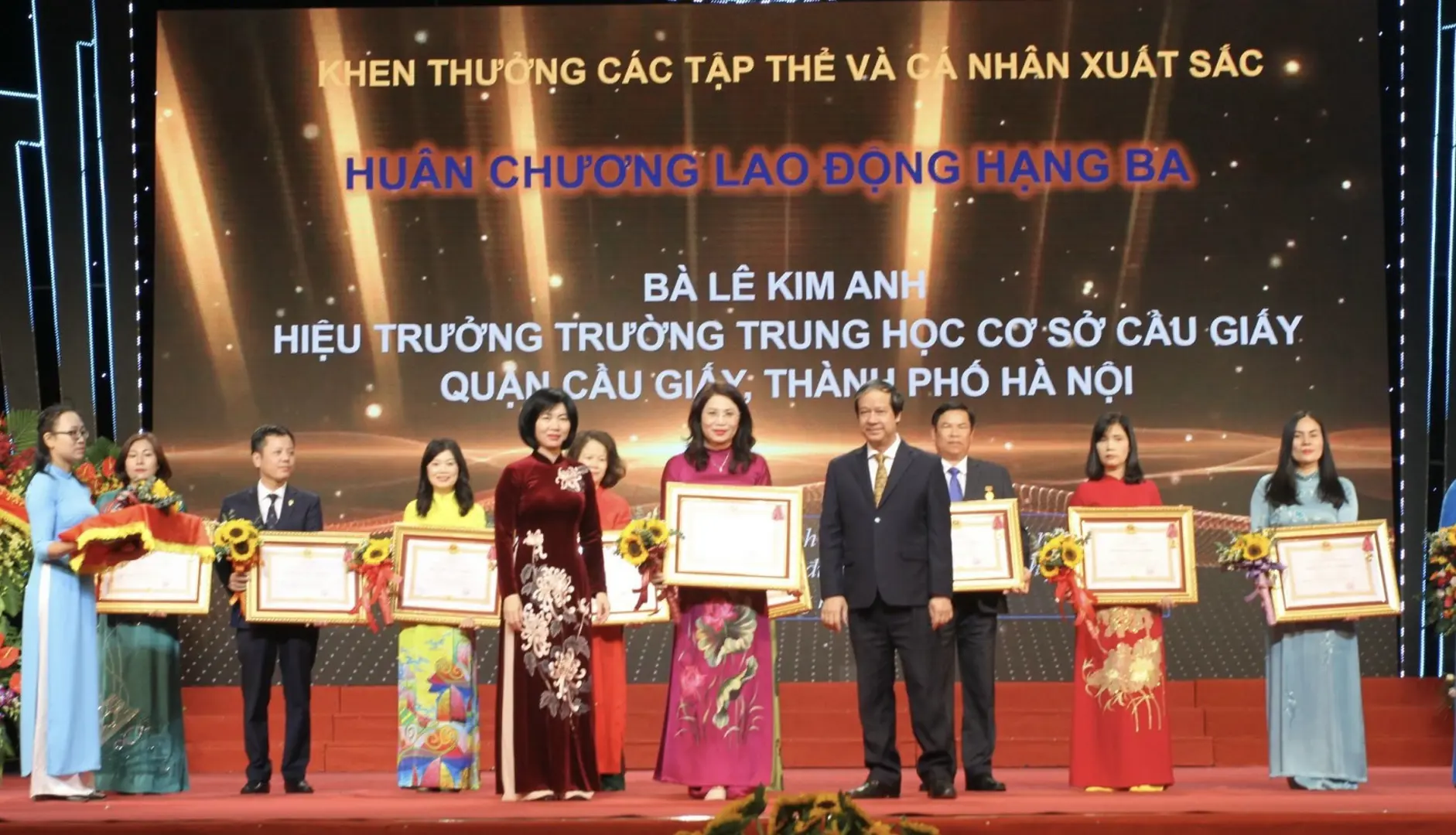 Bộ trưởng Bộ GD&ĐT Nguyễn Kim Sơn, Phó Chủ tịch Thường trực HĐND TP Phùng Thị Hồng Hà thừa ủy quyền trao Huân chương lao động cho các đơn vị xuất sắc