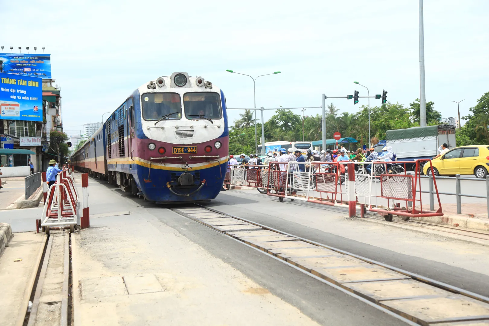 Tàu sắt Bắc - Nam chạy qua nút giao Lê Duẩn - Đại Cồ Việt. Ảnh: Phạm Hùng