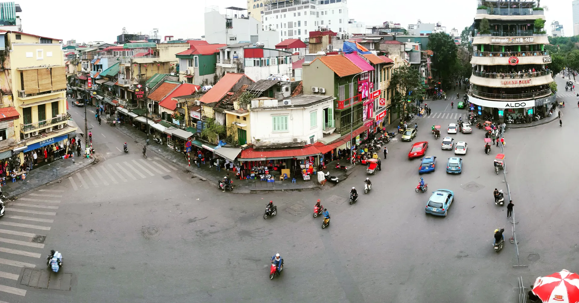 Khu phố cổ Hà Nội là một trong những địa điểm thu hút đông đảo du khách trong và ngoài nước. Ảnh: Phạm Hùng