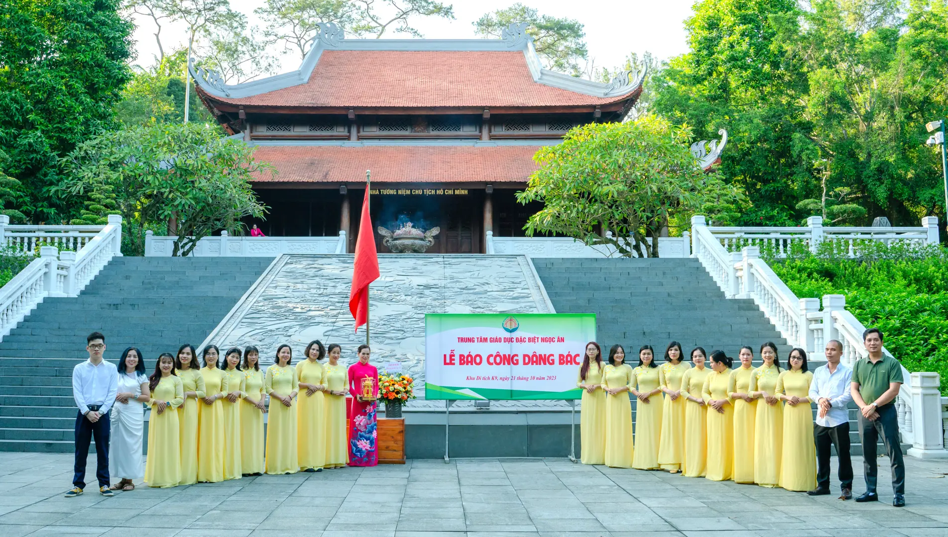 Cán bộ, giáo viên Trung tâm Ngọc Ân làm Lễ báo công tại Đền thờ Bác Hồ tại K9 nhân dịp 3 năm thành lập