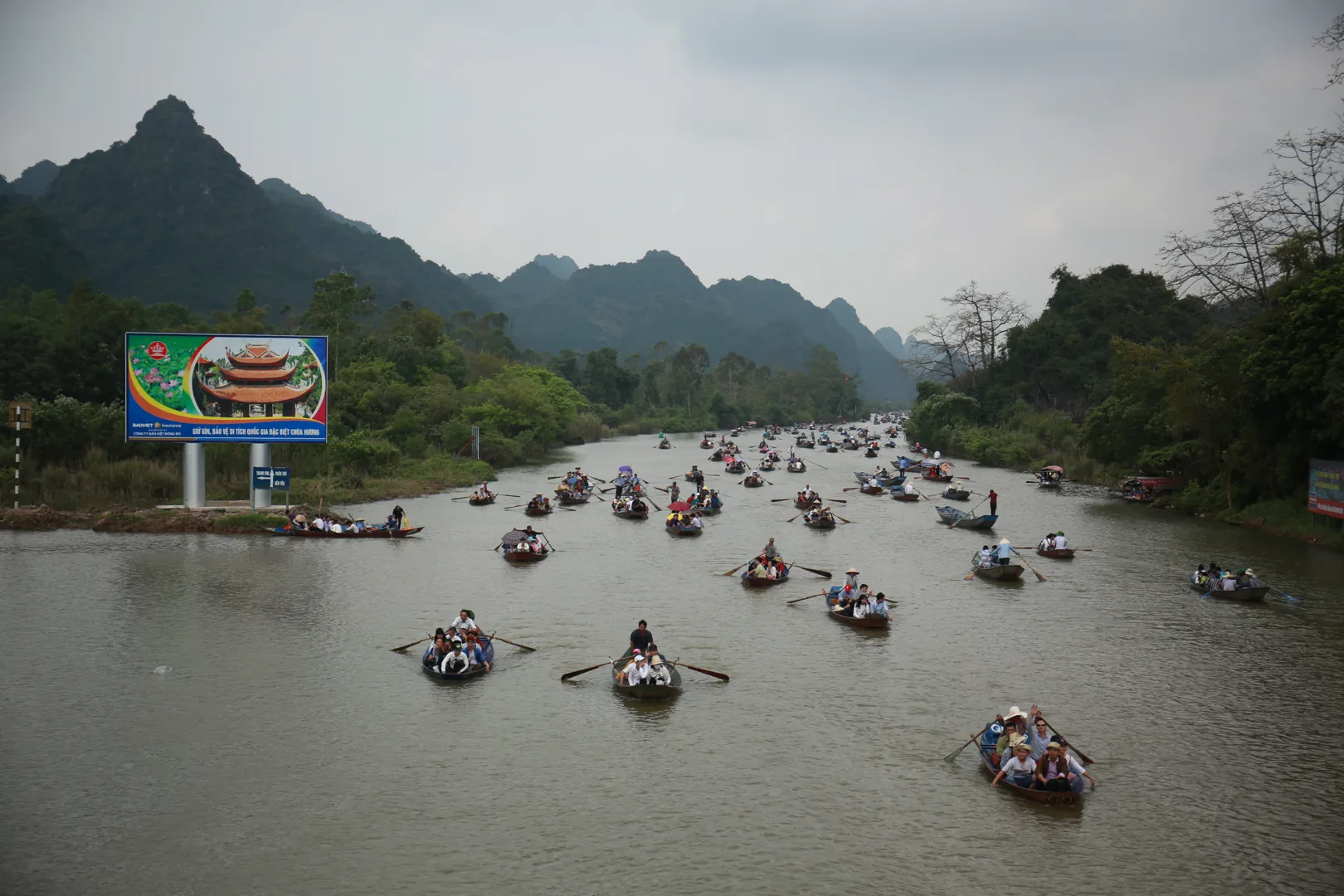 Du khách trẩy hội Chùa Hương. Ảnh: Phạm Hùng