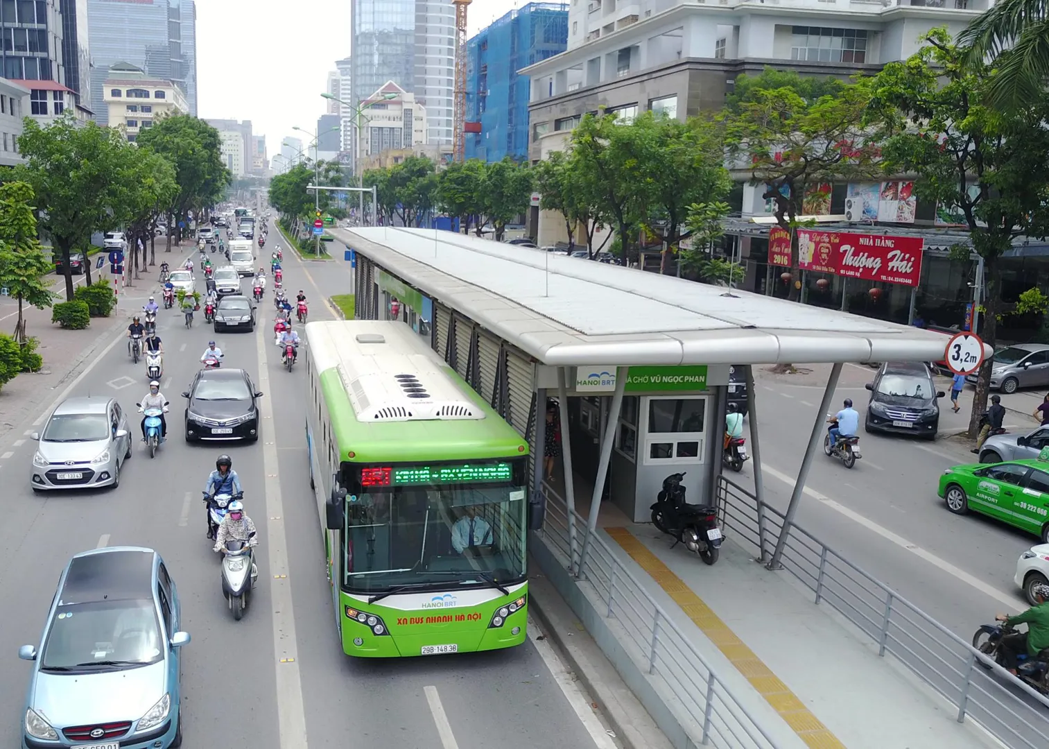 Xe bút nhanh hoạt động trên trục đường Láng Hạ - Lê Văn Lương. Ảnh: Phạm Hùng