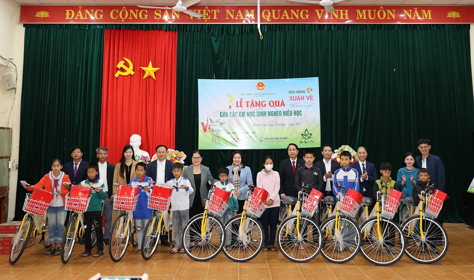 “Tết cho trẻ em nghèo” trao quà cho trẻ em nghèo hiếu học xã Thanh Ngọc