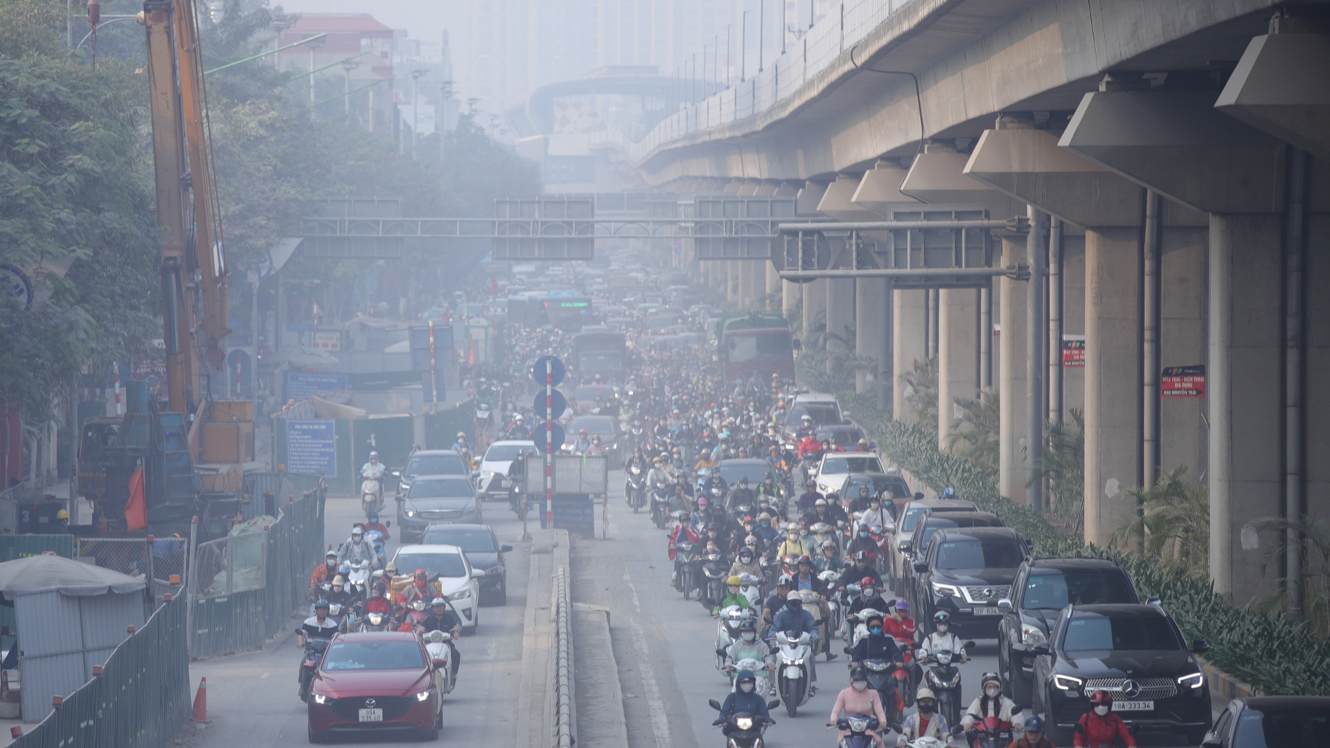 Người Hà Nội trong những ngày bụi mịn, chất lượng không khí thấp báo động