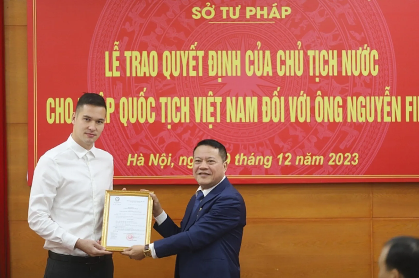 Phó Giám đốc Sở Tư pháp TP Hà Nội Phạm Thanh Cao trao Quyết định nhập Quốc tịch Việt Nam cho ông Nguyễn Filip. Ảnh: Hồng Thái